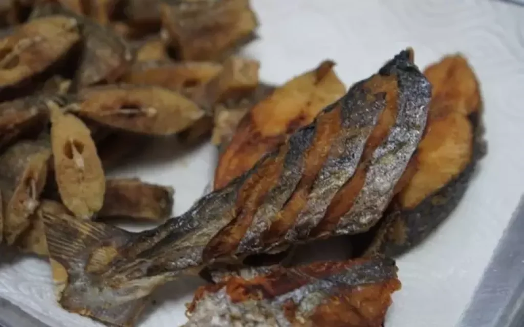 296123396-imagem-aproximada-de-peixe-frito-sobre-papel-toalha-orig-1