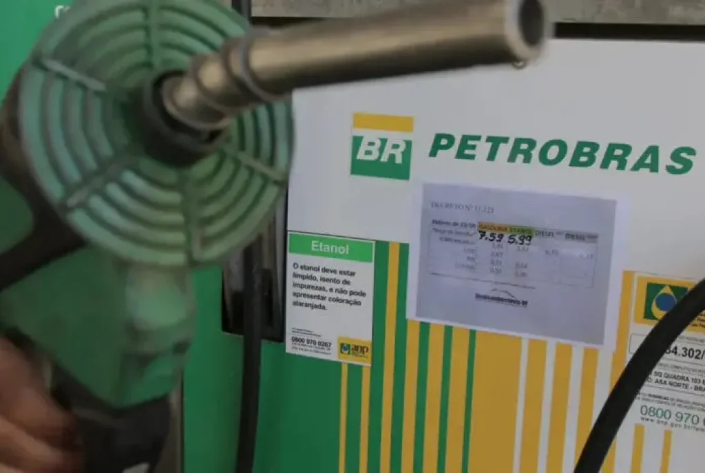 Posto-de-combustivel-BR-Petrobras-foto-de-Fabio-Rodrigues-Pozzebom.-ABr-696x467.jpg