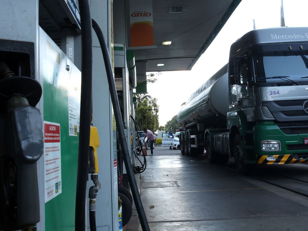caminhao-tanque-abastecendo-posto-de-combustivel-Foto-Marcello-Casal-Jr-Agb
