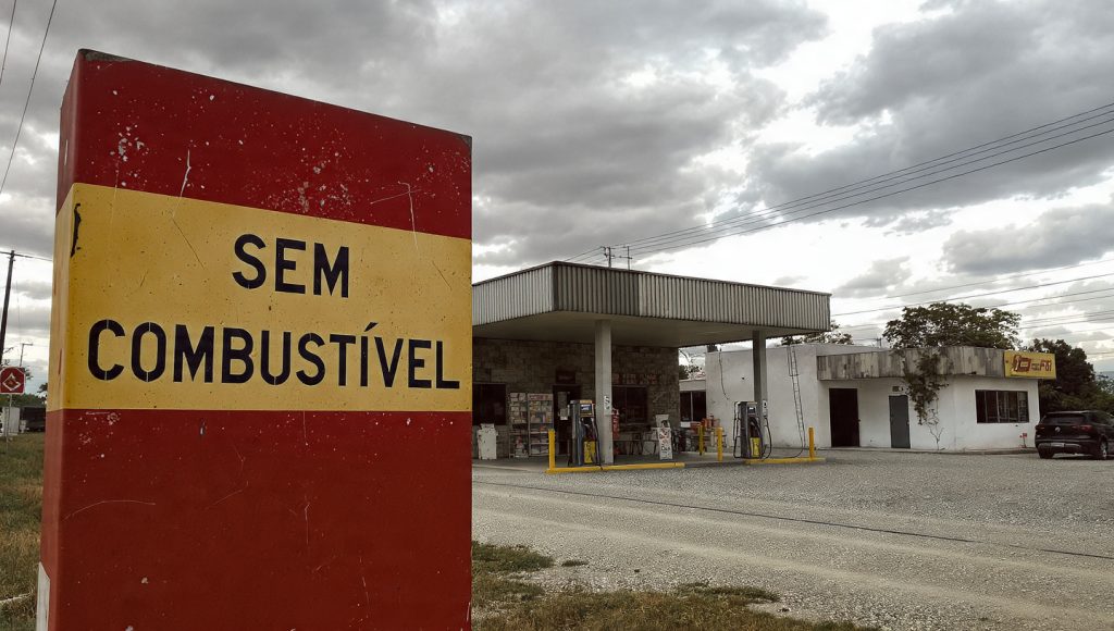 cri-uma-imagem-de-um-posto-de-gasolina-padro-brasi